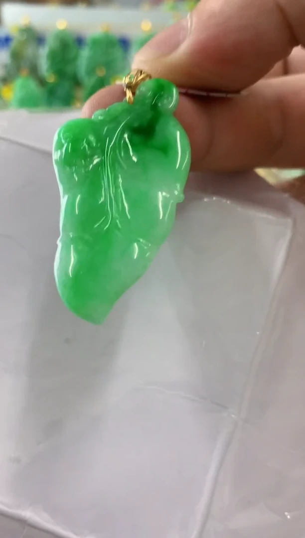 翡翠18K金镶嵌颈饰挂件