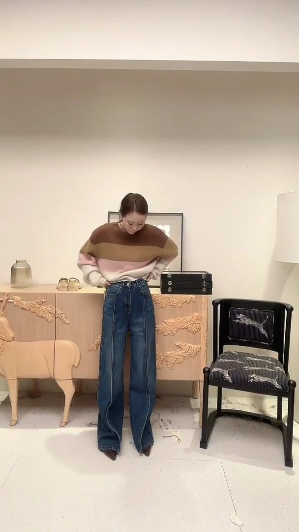 深色走线设计牛仔裤