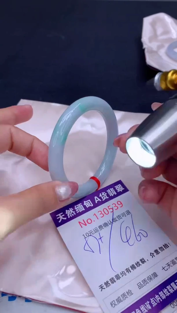 未镶嵌手镯翡翠有纹，完美者勿拍