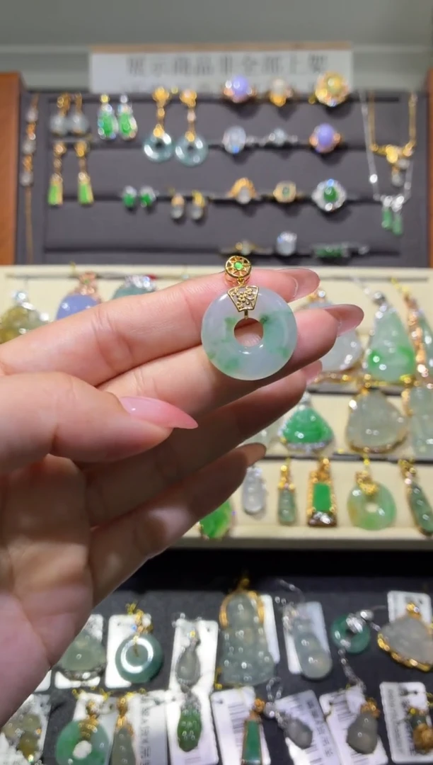 翡翠18K金镶嵌颈饰天然翡翠A货