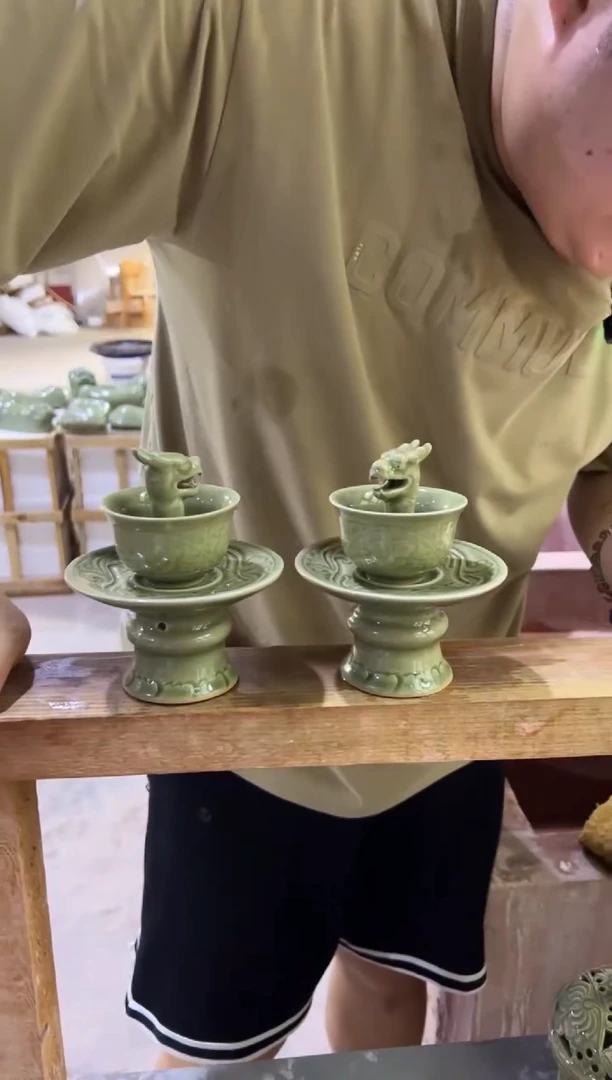 微瑕耀州窑青瓷龙头公平杯一对+海浪底座一对