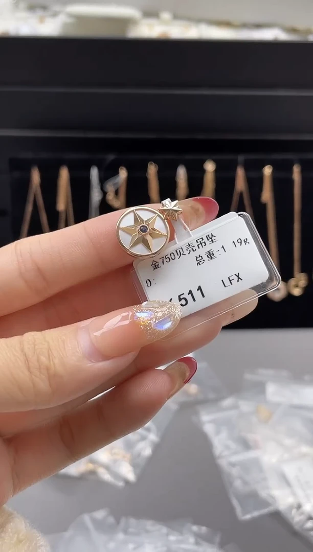 【闪购商品】蓝宝石吊坠(不含链)18K金镶嵌剪断标绳不退不换