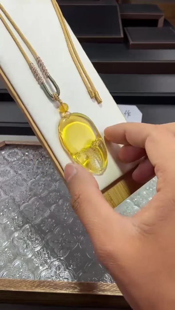 琥珀颈饰未镶嵌蟹钳吊坠