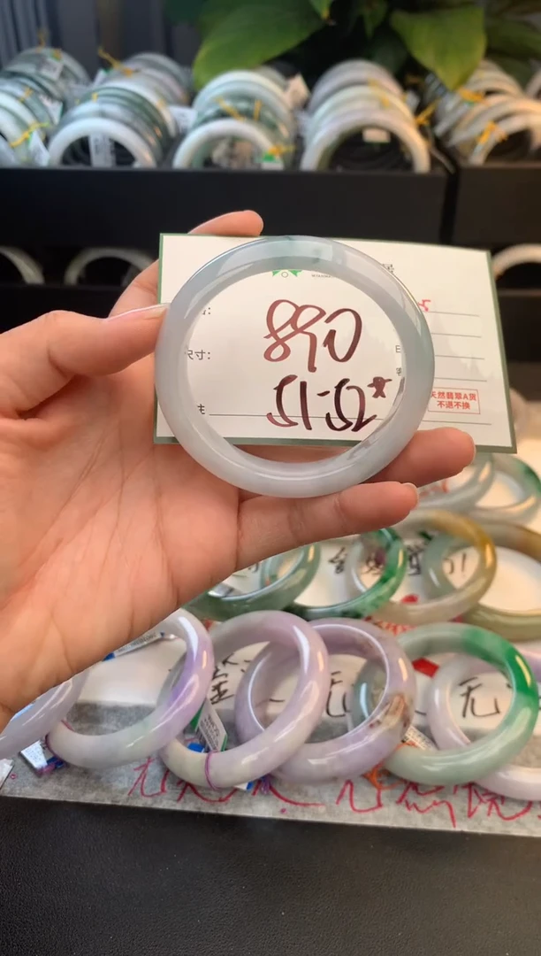 未镶嵌定制翡翠毛货需精细抛光+多人