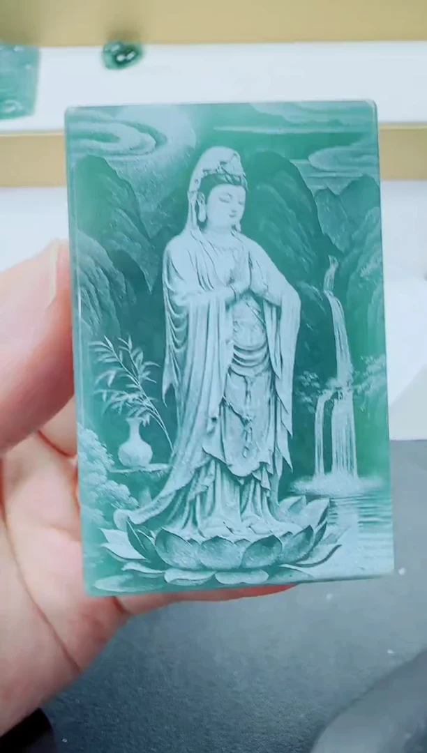 翡翠未镶嵌颈饰方观音