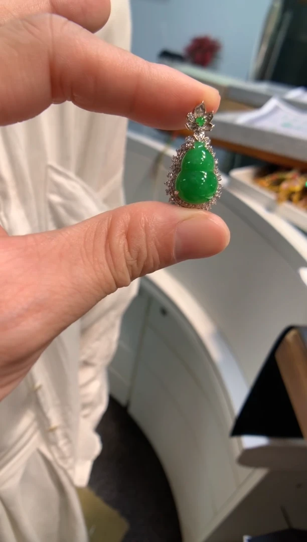 颈饰18K金镶嵌翡翠葫芦