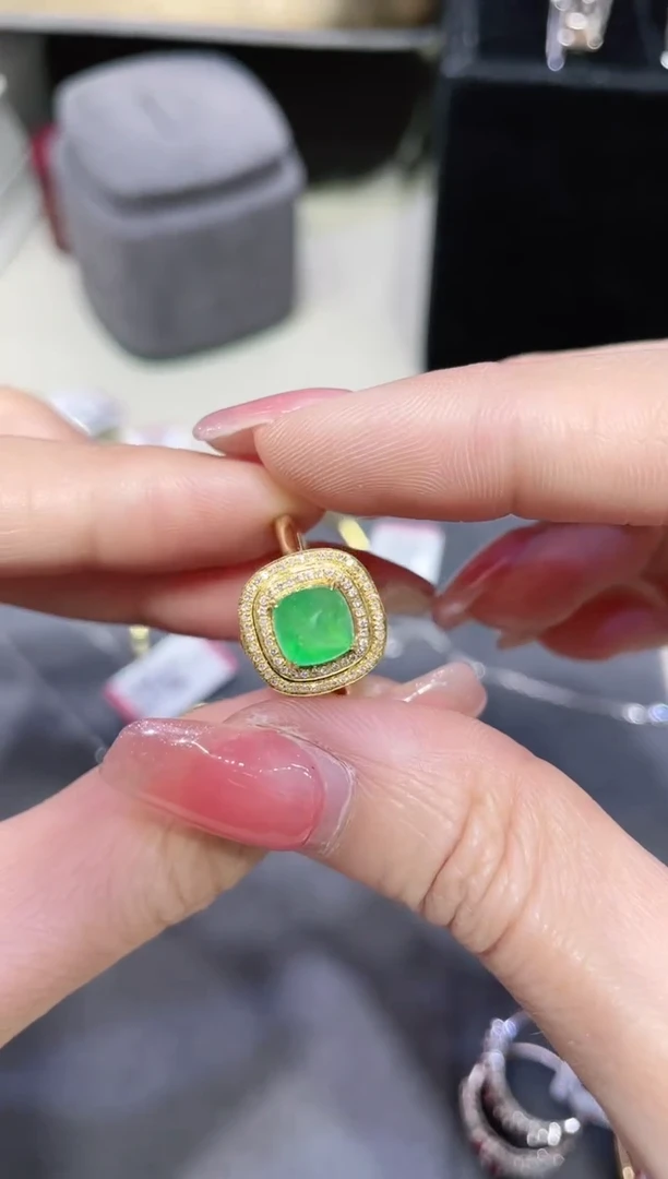 18K金镶嵌天然祖母绿戒指
