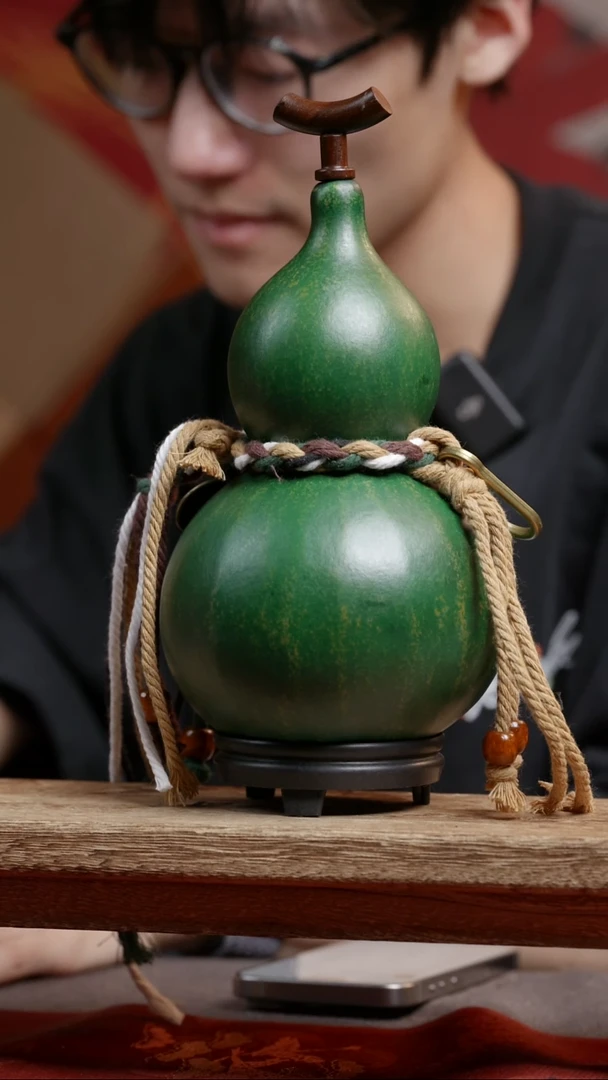123号大漆精品葫芦一物一拍嘴有点裂开