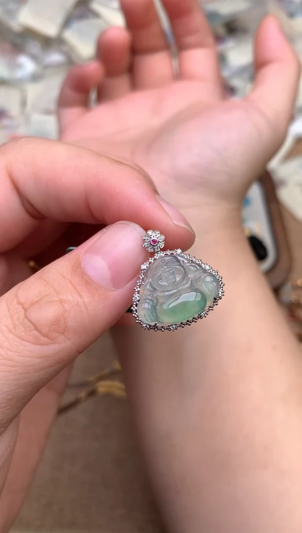 18K金镶嵌挂件翡翠一