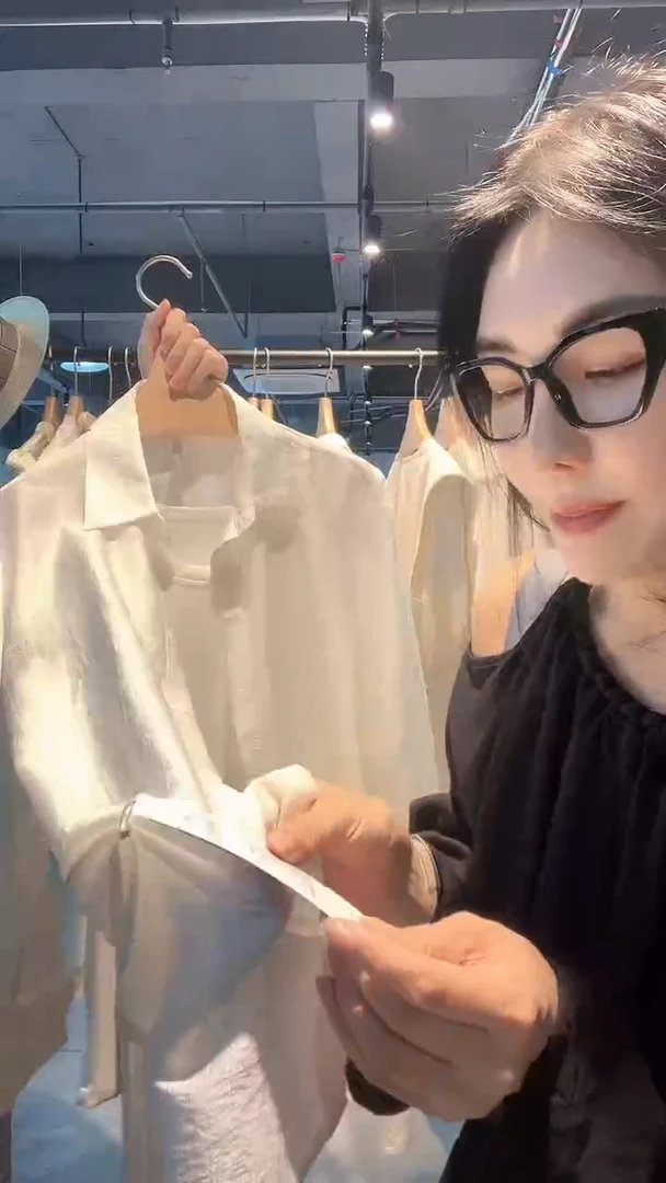 白色衬衫········