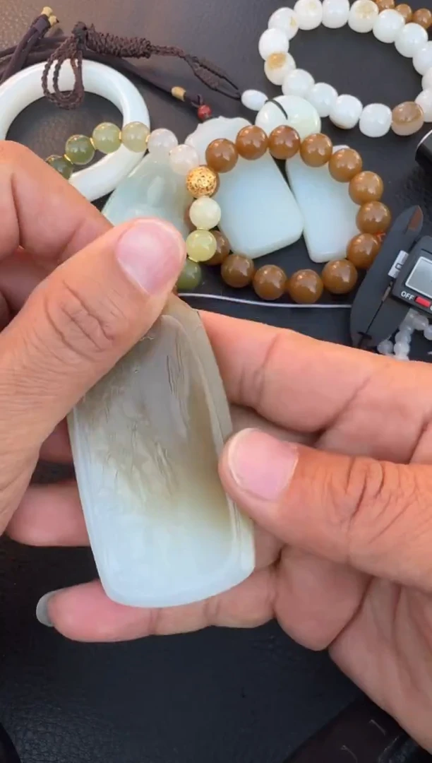 未镶嵌和田玉（糖玉）挂件和田玉