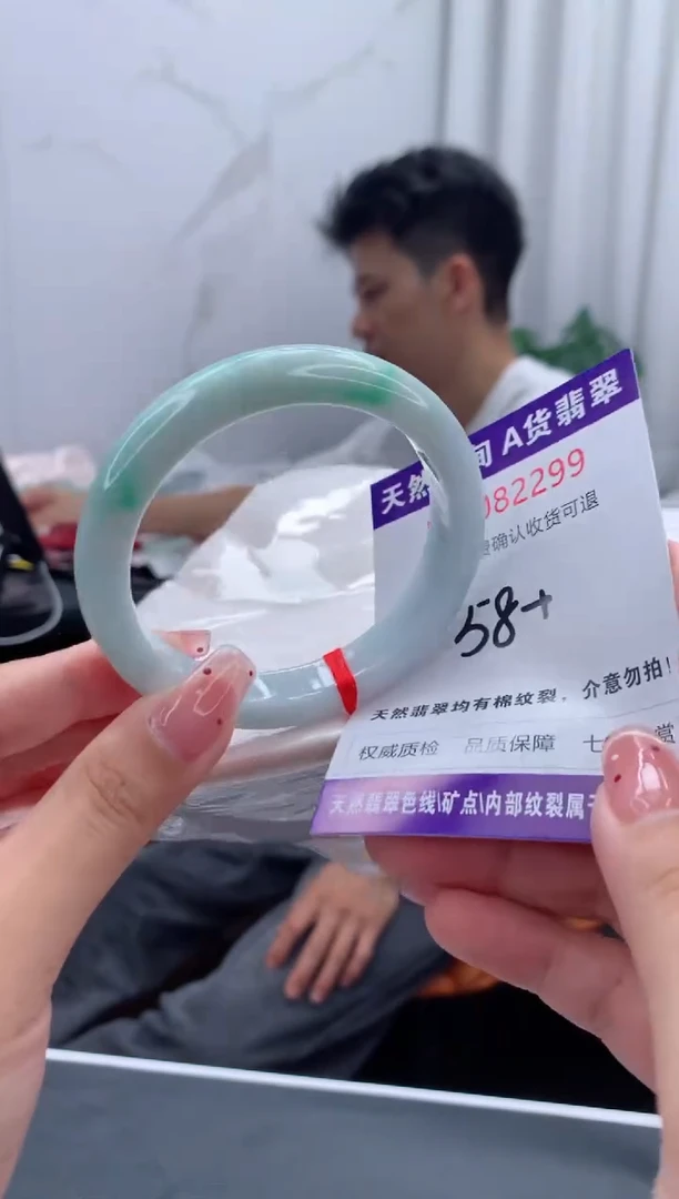未镶嵌手镯翡翠有纹，完美者勿拍