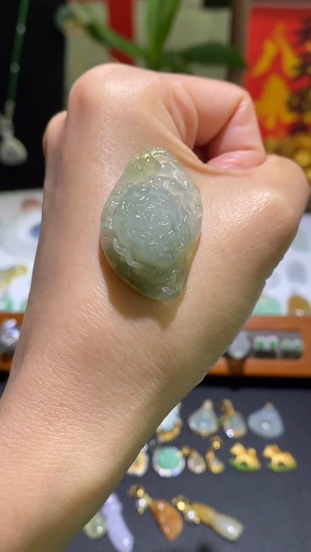 颈饰未镶嵌翡翠花花~