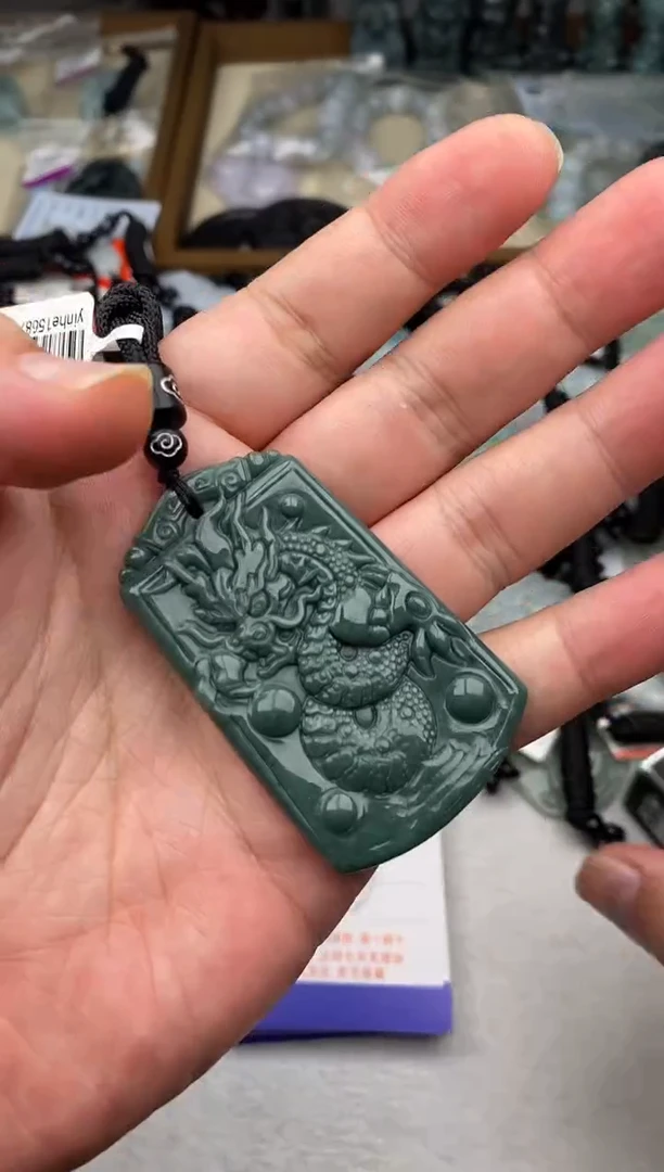 翡翠未镶嵌颈饰如**成多样性发其一