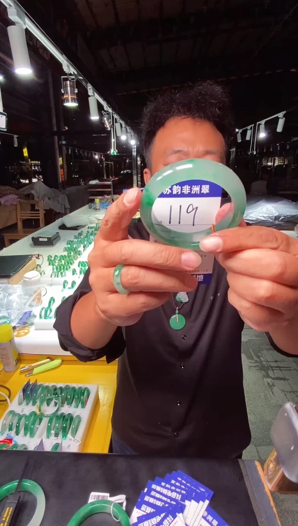 未镶嵌手镯石英质玉（非洲翠）54+