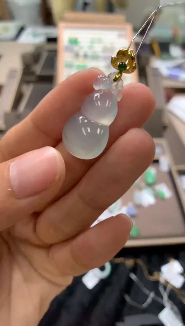 颈饰18K金镶嵌翡翠葫芦