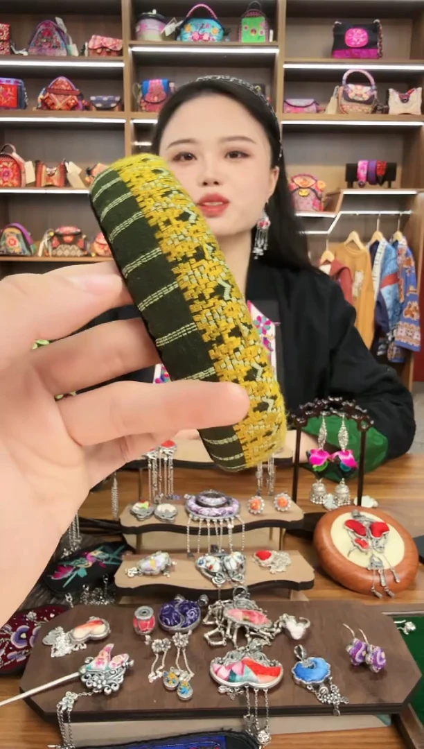 【闪购商品】织绣168蒙阿苏苗绣传承