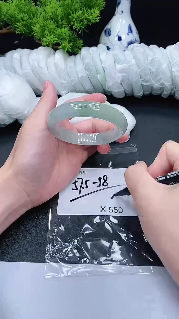 未镶嵌手镯翡翠550