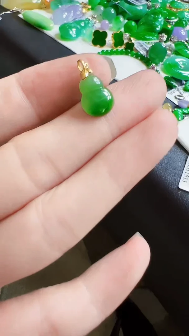 颈饰18K金镶嵌翡翠吊坠