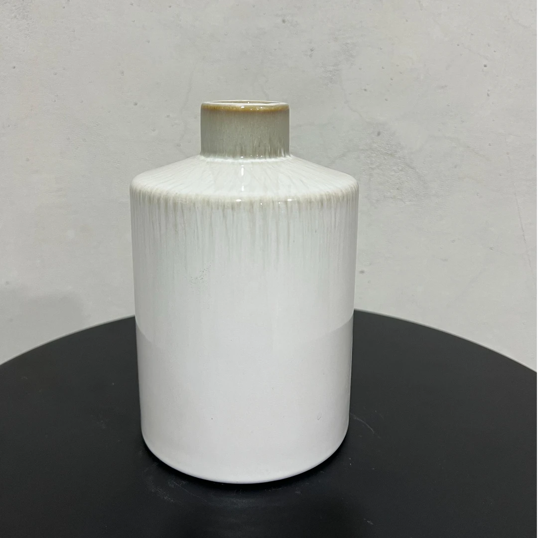 奶白色小口插花瓶