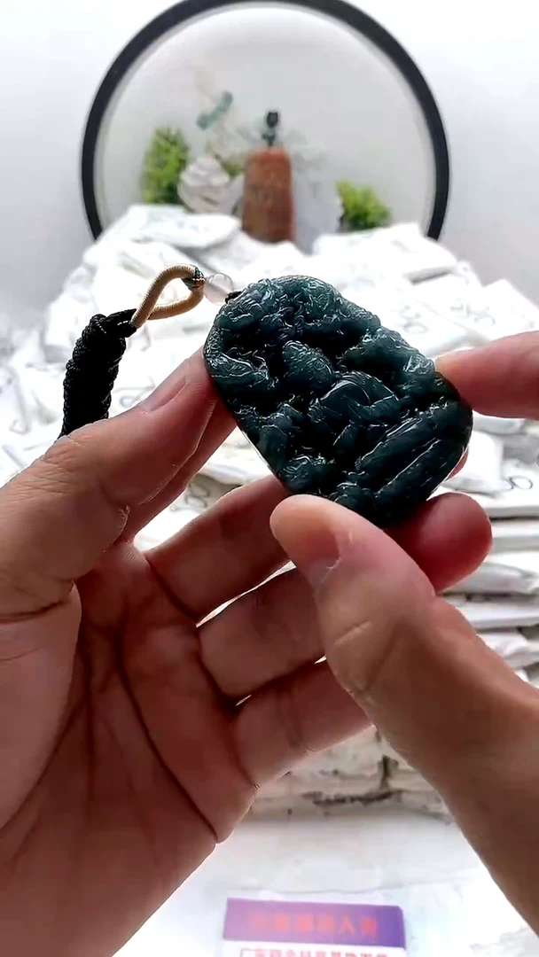 翡翠未镶嵌颈饰九龙观音