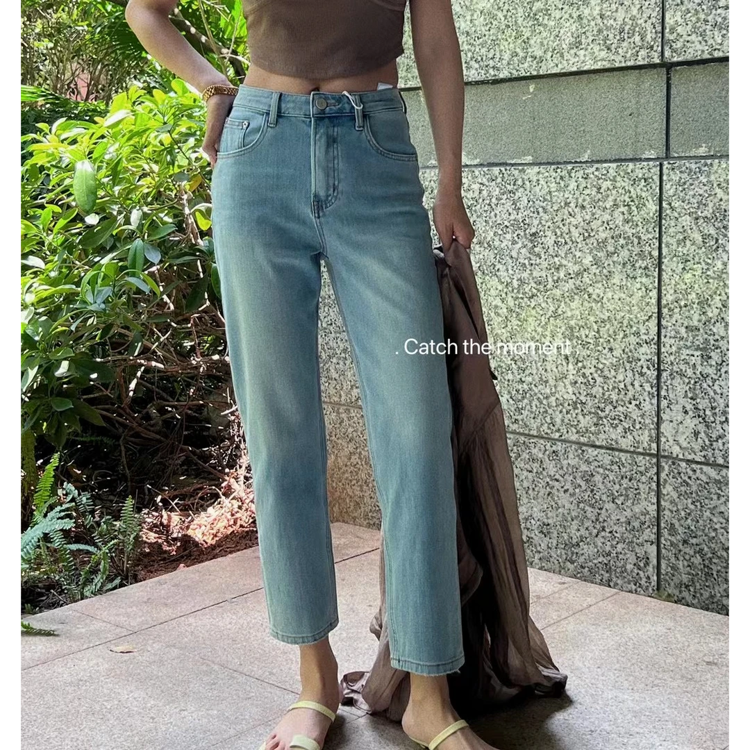 天蓝色九分烟管牛仔裤