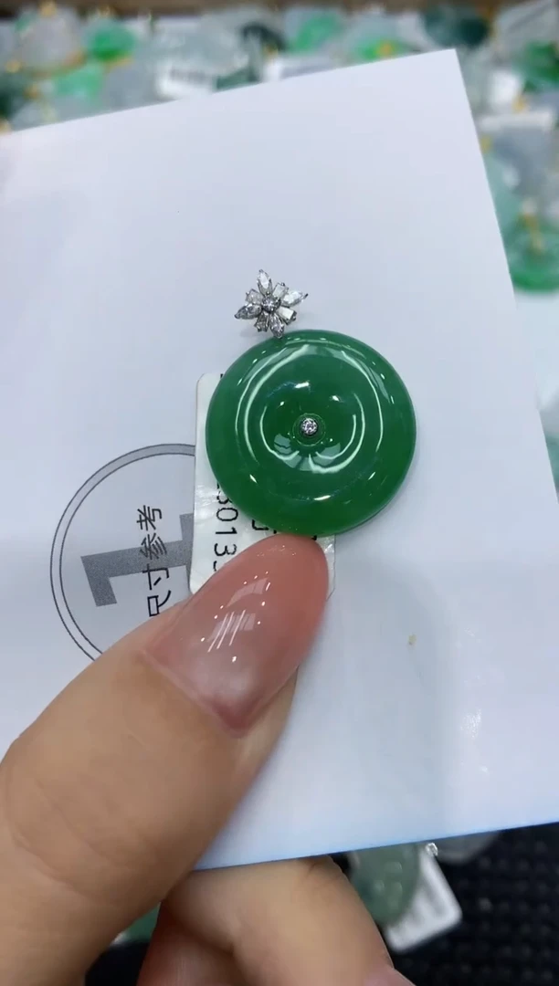 颈饰18K金镶嵌翡翠111111111111