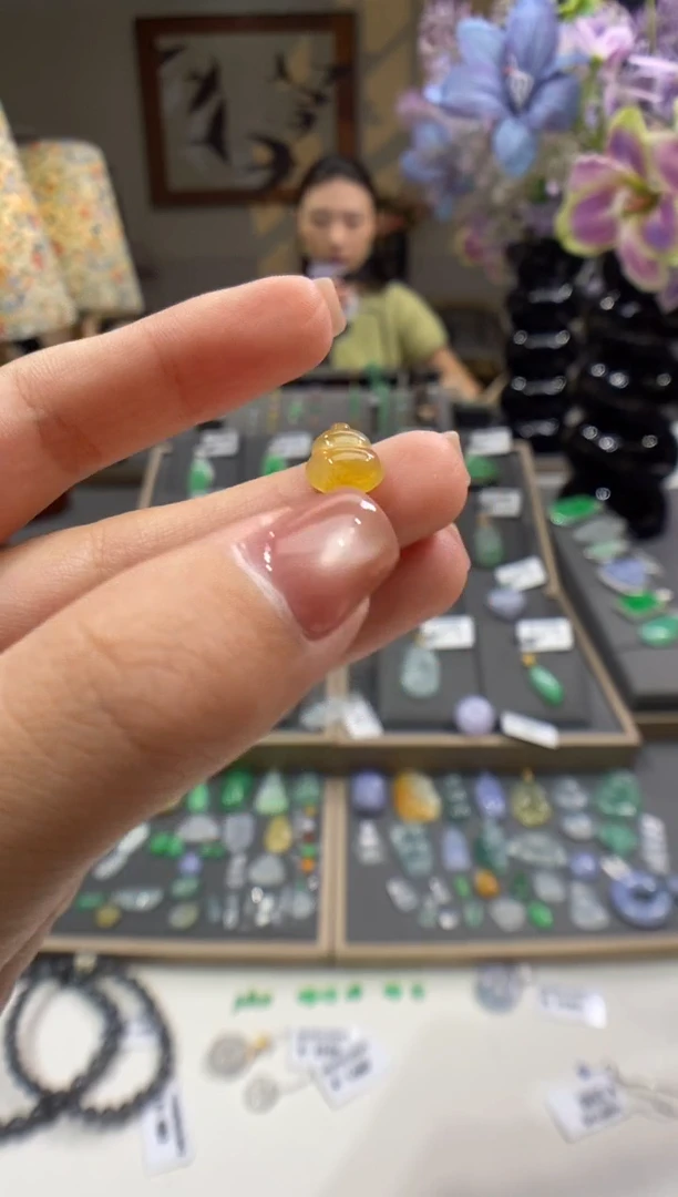 翡翠未镶嵌颈饰葫芦