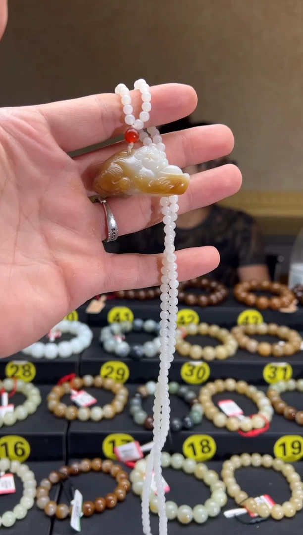 和田玉未镶嵌吊坠(赠链)金山糖白貔貅吊坠