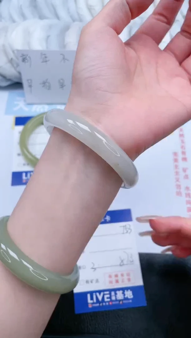 【闪购商品】石英质玉手镯未镶嵌T53-57.3