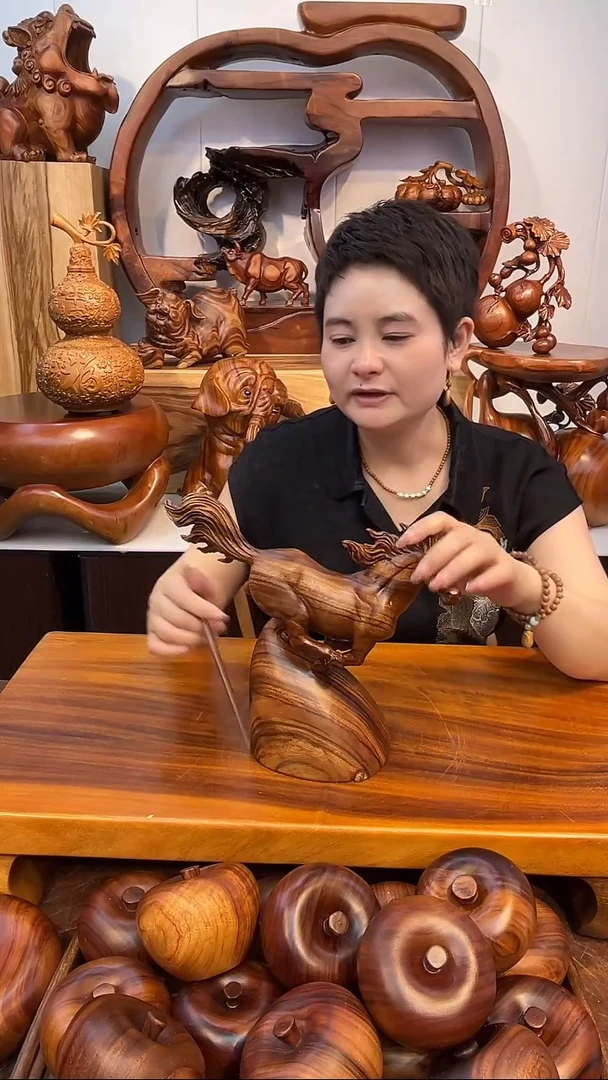 木香樟马踏飞燕摆件