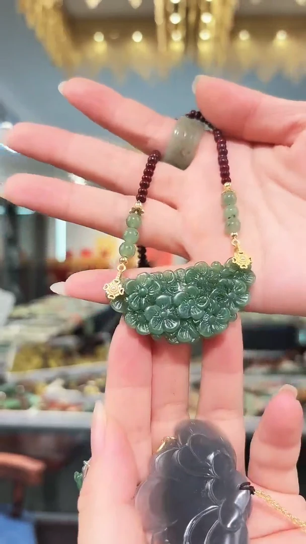 和田玉未镶嵌颈饰牡丹花吊坠