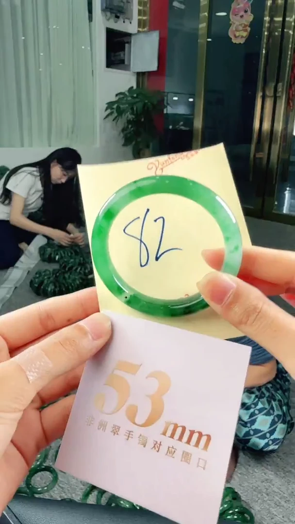未镶嵌手镯石英质玉（非洲翠）有天然性（洒金亮片/矿点/棉线）82
