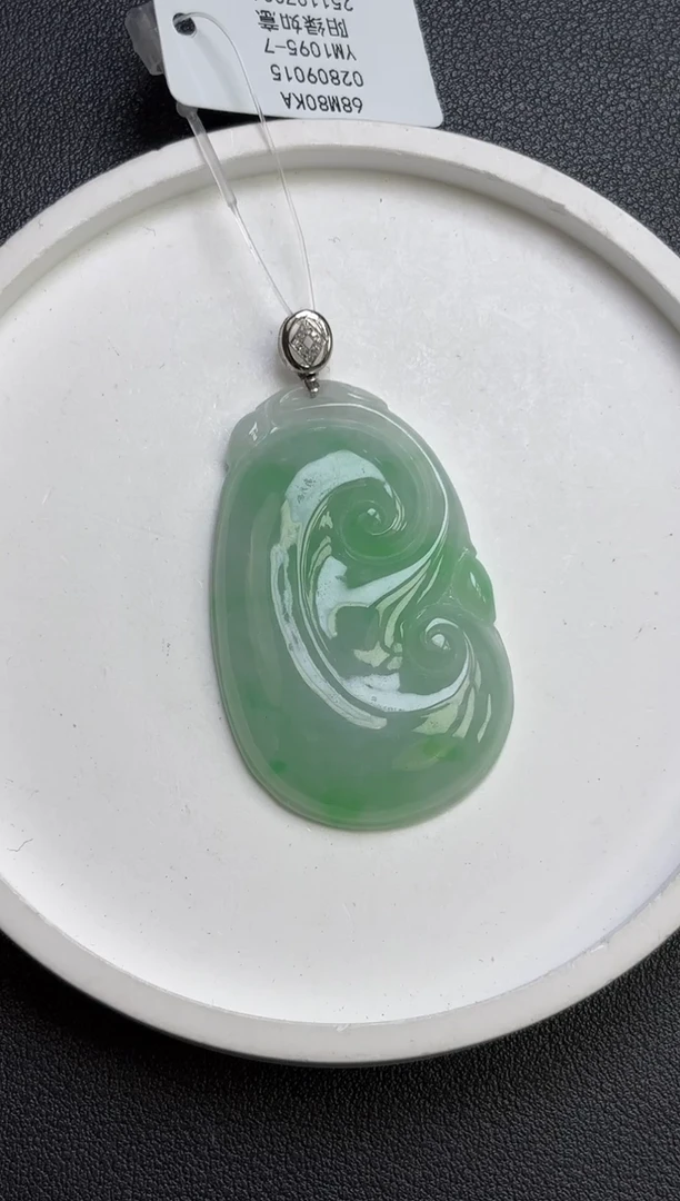 颈饰18K金镶嵌翡翠如意