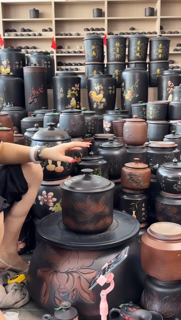 罐瑕疵无礼盒 浮雕荷花鼓盖小五饼 554
