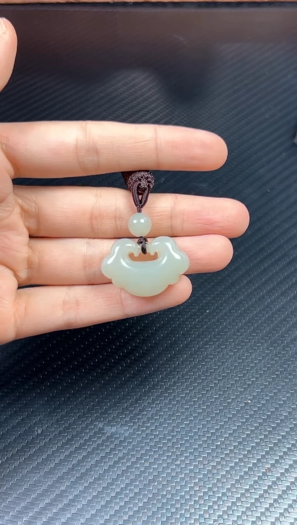 和田玉未镶嵌吊坠(赠链)且末微色差近矿吊坠