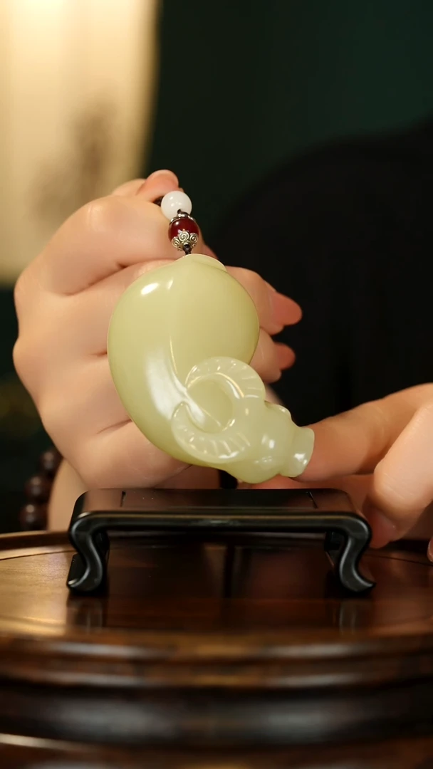 石材云南竹叶青-扭转乾坤手把件摆件