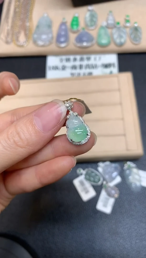 【闪购商品】翡翠颈饰18K金镶嵌葫芦【无服务费多样性发其一