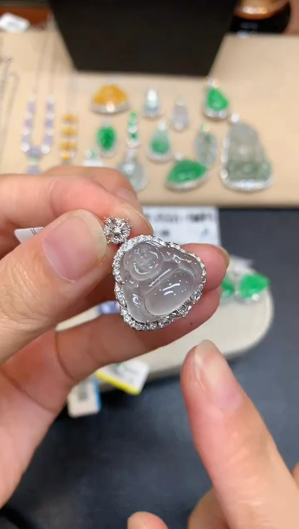 颈饰18K金镶嵌翡翠佛公【无服务费