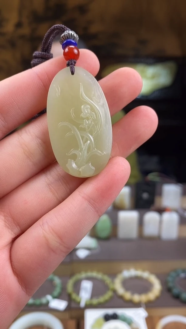 颈饰未镶嵌和田玉黄口 玉兰花