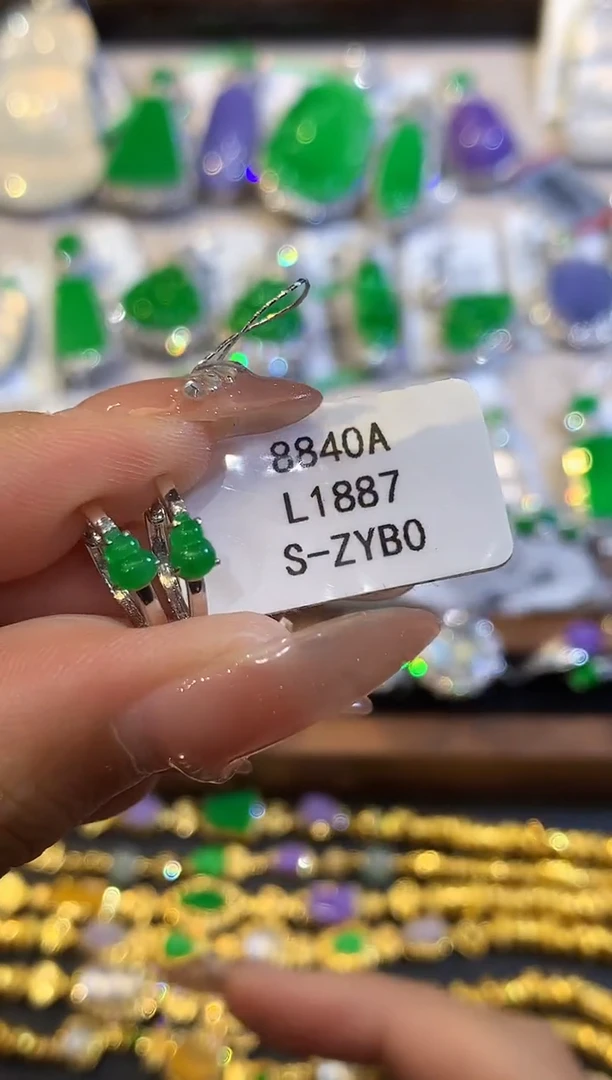 18K金镶嵌翡翠耳饰L1887多样性发其一