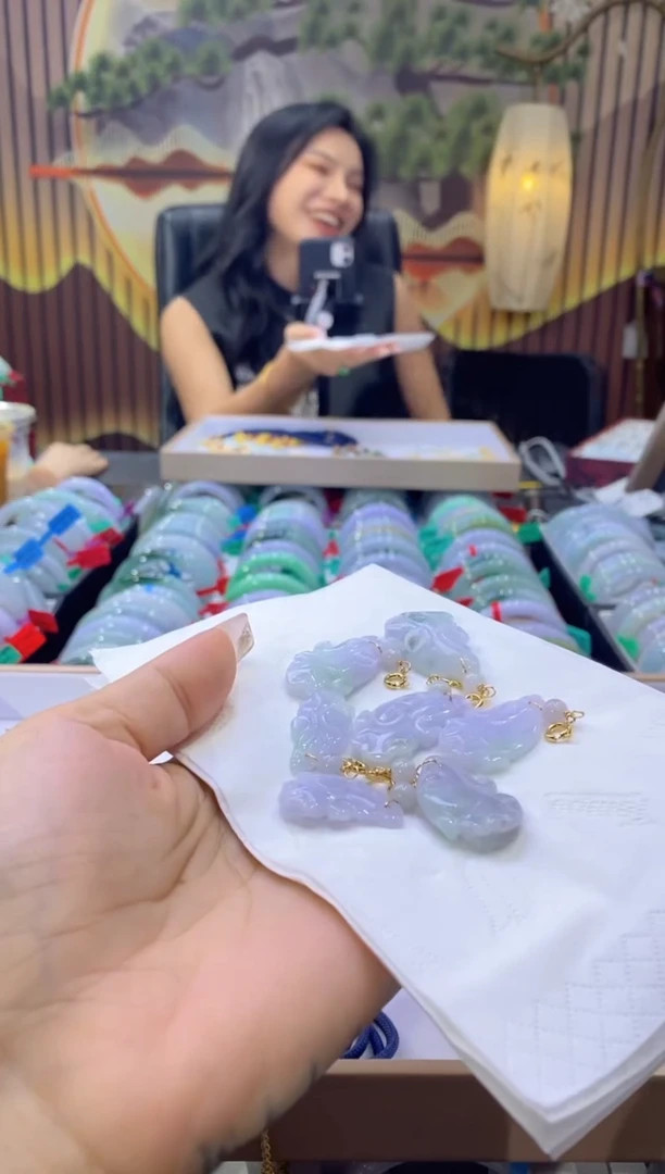 翡翠未镶嵌颈饰多样性仅发其一3666