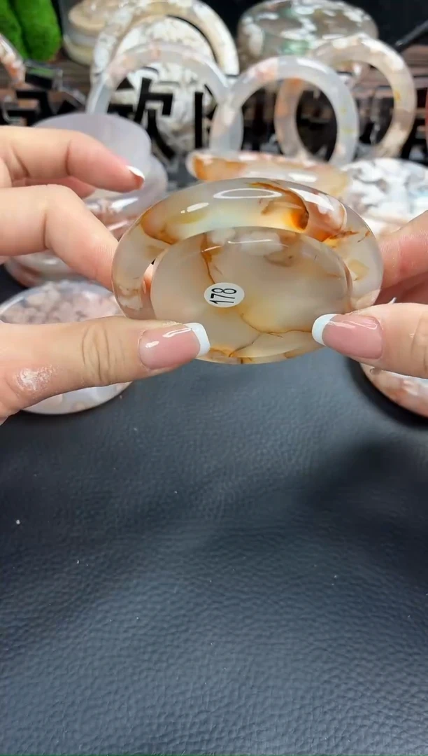 未镶嵌手镯（圆镯）石英质玉54