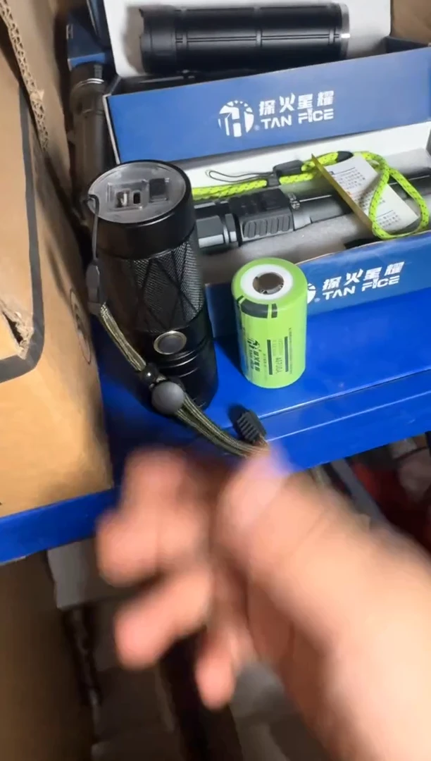 【带尾灯】钢炮级别铝合金强光手电筒-超长续航