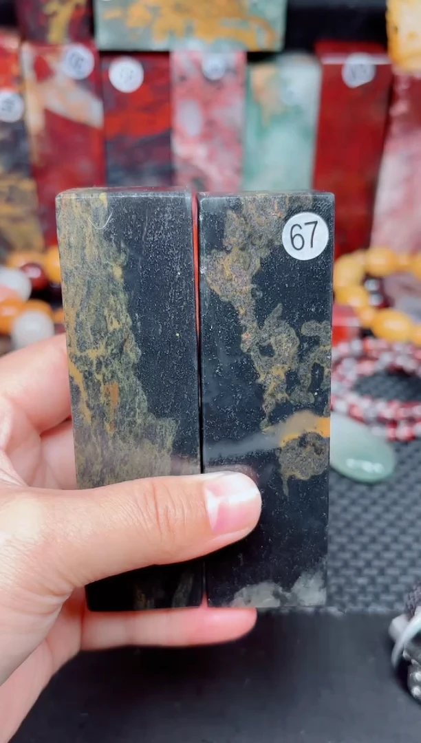 玉石67号桂林鸡血玉印章摆件2颗