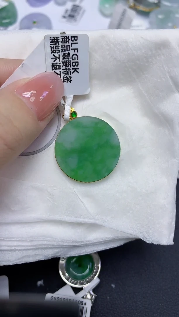 颈饰18K金镶嵌翡翠天然缅甸翡翠A货多样性发一件
