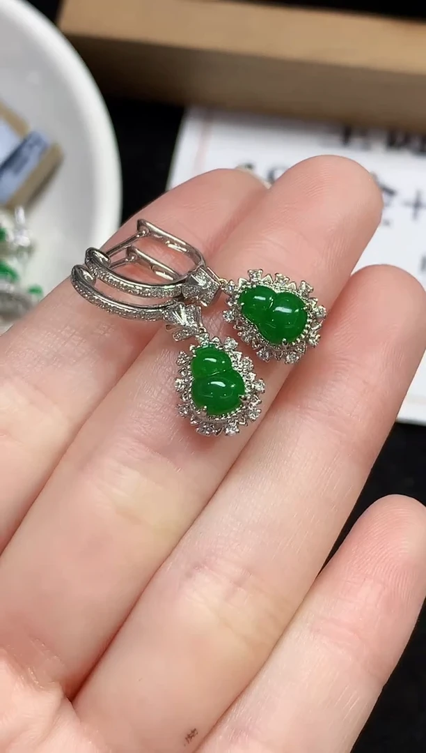 18K金镶嵌翡翠耳饰多样性发其一