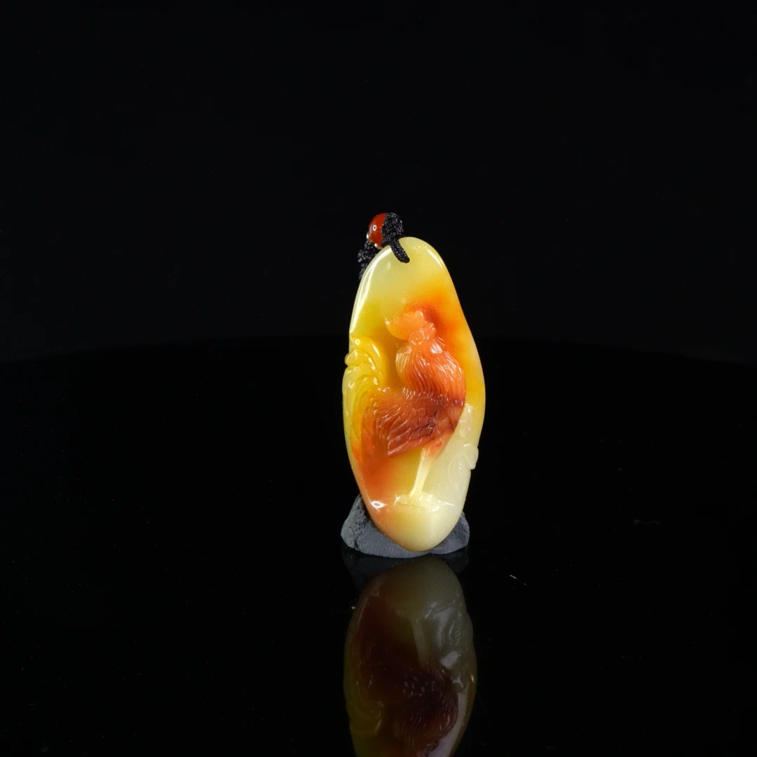 Lot.37.寿山石三彩芙蓉金鸡报晓挂件25.1克5.8x2.6x1.2cm
