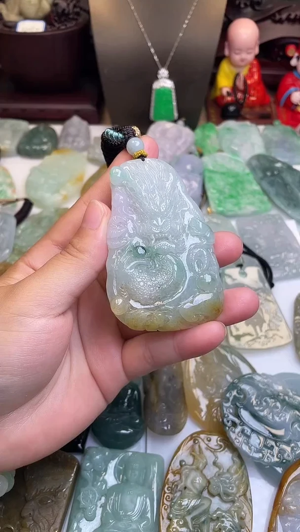 颈饰未镶嵌翡翠龙牌