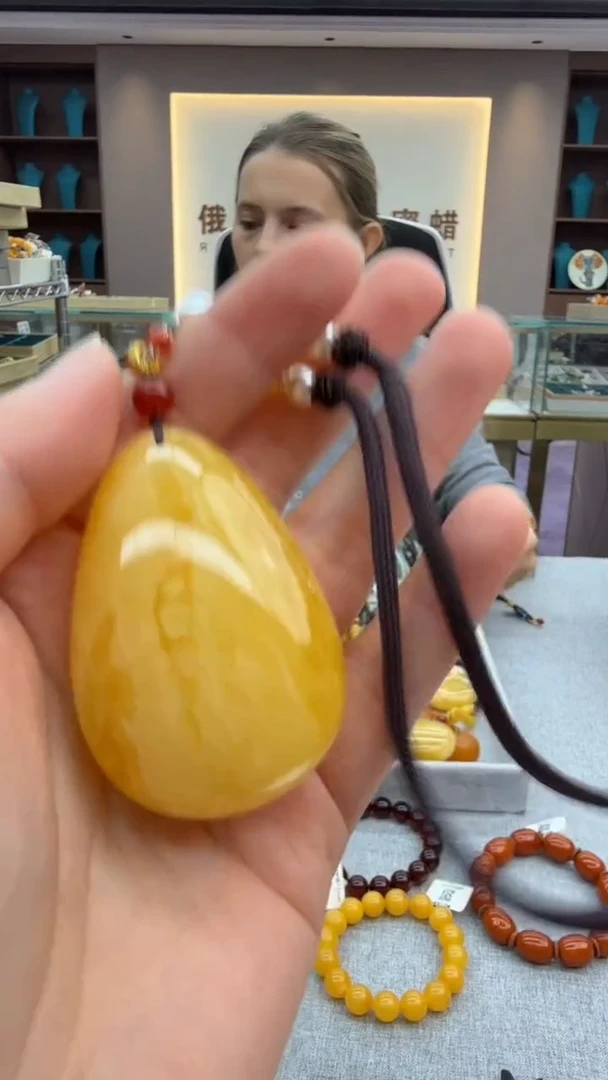 琥珀颈饰未镶嵌157秒拍号 假一罚三